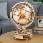 Globe en bois avec mécanisme d'horloge, décoration scientifique élégante pour intérieur moderne.