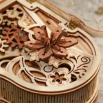 Coffret musical en bois finement sculpté avec un papillon en relief, idéal pour la décoration ou comme cadeau original.
