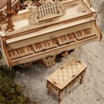 Piano miniature en bois finement travaillé avec un tabouret assorti, parfait pour une décoration thématique scientifique ou un objet de collection unique.