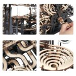Pendentif en bois et métal représentant un motif scientifique complexe, idéal pour la décoration ou comme bijou original.