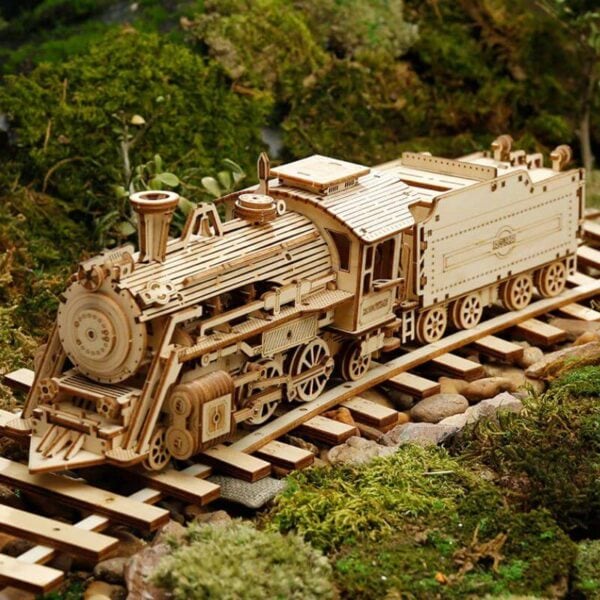 Miniature locomotive en bois, parfait pour décoration scientifique ou collection de modélisme ferroviaire.