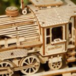 Modèle de locomotive en bois détaillé, parfait pour décoration scientifique ou éducative, fabriqué en bois naturel avec des pièces mobiles et un design précis.
