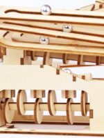 Piste de billard en bois avec billes métalliques, modèle éducatif ou décoratif, mettant en valeur la précision et la mécanique. Parfait pour une décoration scientifique ou un projet éducatif.