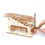 Jeu de logique en bois avec billes et rampes pour stimuler la réflexion et la motricité fine. Parfait pour les amateurs de science et de décoration éducative.