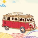 Voiture en bois artisanale, modèle de van rétro, idéale pour décoration ou collection.
