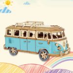 Véhicule en bois vintage style van camping, décoratif et éducatif, fabriqué en bois avec détails réalistes, parfait pour la décoration ou comme jouet éducatif pour les amateurs de science et d'aventur.