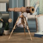 Telescope en bois vintage, parfait pour la décoration scientifique ou comme objet de collection, avec un design élégant et authentique évoquant l'astronomie classique.