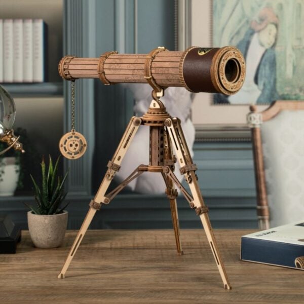 Telescope en bois vintage, parfait pour la décoration scientifique ou comme objet de collection, avec un design élégant et authentique évoquant l'astronomie classique.