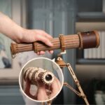 Telescope en bois vintage pour collection scientifique, parfait pour décoration ou observation. Fabriqué en bois avec détails précis, il évoque l'astronomie classique et la curiosité scientifiqu.