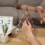 Telescope en bois de style vintage, parfait pour la décoration intérieure ou comme objet de collection scientifique.