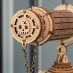 Panneau décoratif en bois représentant un symbole de pirate avec un crâne, une étoile et une chaîne, parfait pour une décoration thématique ou un espace d'inspiration maritime.