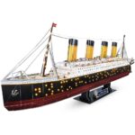 Modèle réduit lumineux du paquebot Titanic avec éclairage intérieur, exposé sur un socle noir, représentant le célèbre navire avec ses quatre cheminées et détails précis.