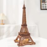 Baladez-vous dans l'univers de la science avec cette reproduction miniature de la Tour Eiffel en bois, idéale pour la décoration et la collection.