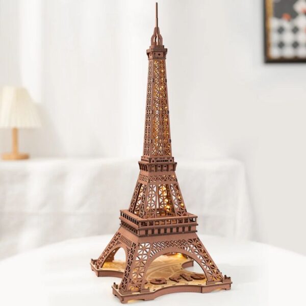 Baladez-vous dans l'univers de la science avec cette reproduction miniature de la Tour Eiffel en bois, idéale pour la décoration et la collection.