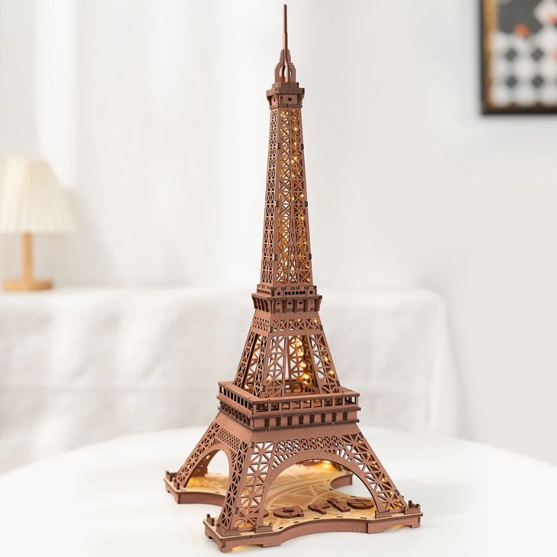 Baladez-vous dans l'univers de la science avec cette reproduction miniature de la Tour Eiffel en bois, idéale pour la décoration et la collection.