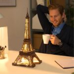 Lampe décorative en forme de Tour Eiffel avec éclairage LED chaud.