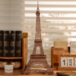 Figurine de la Tour Eiffel en miniature pour décoration ou collection.