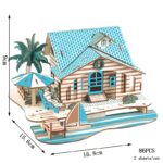 Mini maison en bois avec plage, parasol et bateau, idéale pour décoration intérieure ou extérieure.
