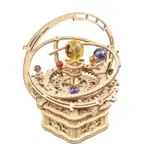 Modèle de pendule planétaire en bois gravé avec sphères colorées représentant les planètes du système solaire, monté sur une base en bois détaillée.