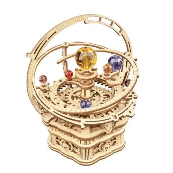 Modèle de pendule planétaire en bois gravé avec sphères colorées représentant les planètes du système solaire, monté sur une base en bois détaillée.