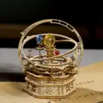 Modèle de roue du temps en bois avec planètes en verre coloré, décoration scientifique vintage, parfait pour un bureau ou une étagère.