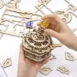 Balancier en bois avec poids colorés pour horloge mécanique.