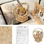 Montre mécanique en bois avec plan détaillé, composants colorés et mouvement complexe, idéale pour les amateurs de science et de décoration.