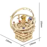 Modèle de pendentif en bois avec planètes en cristaux colorés, illustrant un système solaire miniature, parfait pour la décoration ou comme bijou éducatif.