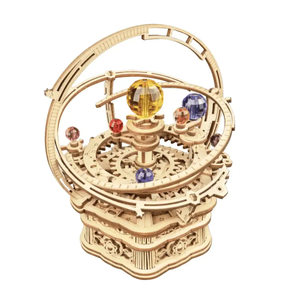 Modèle de pendule planétaire en bois gravé avec sphères colorées représentant les planètes du système solaire, monté sur une base en bois détaillée.