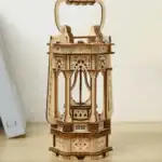 Objet scientifique en bois gravé, modèle de lampe décorative inspirée de l'architecture ancienne, parfait pour une décoration de style industriel ou vintage.