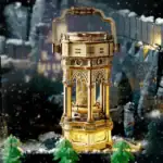 Porte-objet décoratif en laiton représentant une horloge scientifique ancienne, avec détails complexes et style antique, idéal pour la décoration de bureau ou bibliothèque.