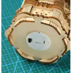 Vitrine en bois pour modèle scientifique, détail finement travaillé, parfait pour exposer des objets de collection ou des modèles éducatifs.
