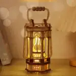 Lampe en bois avec motifs inspirés de l'univers scientifique, idéale pour une décoration originale.