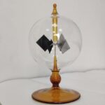 Vase de Leyde en verre avec électroscope intégré, symbole de la science et de la découverte. Parfait pour la décoration scientifique ou éducative, alliant esthétique et savoir.