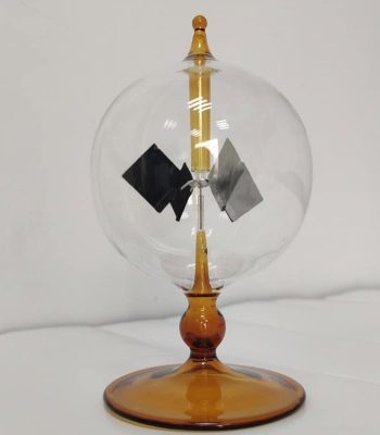 Vase de Leyde en verre avec électroscope intégré, symbole de la science et de la découverte. Parfait pour la décoration scientifique ou éducative, alliant esthétique et savoir.