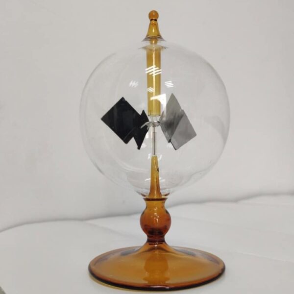 Vase de Leyde en verre avec électroscope intégré, symbole de la science et de la découverte. Parfait pour la décoration scientifique ou éducative, alliant esthétique et savoir.