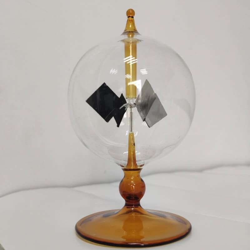 Vase de Leyde en verre avec électroscope intégré, symbole de la science et de la découverte. Parfait pour la décoration scientifique ou éducative, alliant esthétique et savoir.