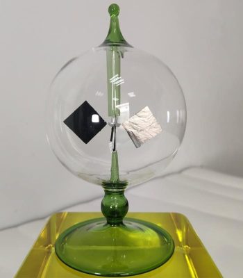 Balancier d'horloge en verre avec éléments métalliques et décoratifs.