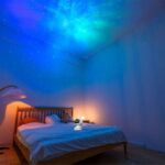 Chambre à coucher avec ciel étoilé lumineux projeté au plafond, créant une ambiance relaxante et magique dans la pièce. Parfait pour une décoration originale et apaisante.