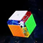 Cube de Rubik électronique avec pièces colorées et circuits intégrés.