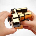Personne manipulant un Rubik's Cube, un puzzle 3D coloré, pour stimuler l'esprit et la logique.