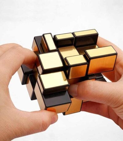 Personne manipulant un Rubik's Cube, un puzzle 3D coloré, pour stimuler l'esprit et la logique.