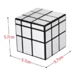 Cube de puzzle Rubik 3x3 blanc et noir, parfait pour la décoration scientifique ou comme objet de collection.