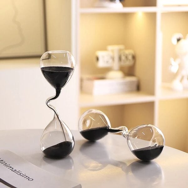 Horloge de sable en verre, design contemporain, décoration de bureau ou intérieur, objet scientifique élégant, accessoire de décoration innovant, cadeau original.