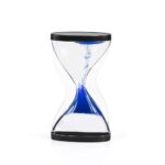 Sablier de laboratoire avec sable bleu, objet scientifique décoratif, parfait pour une décoration de bureau ou d'étagère, symbolisant le temps et la science.