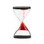 Horloge à sable avec sable rouge dans un cadre en verre transparent, symbole du temps qui passe, idéale pour la décoration scientifique ou comme objet de bureau.