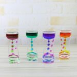 Vase en verre transparent avec motifs de bulles colorées, chaque vase possède une couleur différente : rose, vert, violet et orange. Parfait pour la décoration scientifique ou moderne.