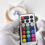 Télécommande pour éclairage LED avec boutons de contrôle de couleurs et d'effets lumineux.