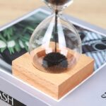 Porte-ampoule en verre avec support en bois naturel, décoration scientifique élégante pour bureau ou intérieur, idéal pour mettre en valeur des objets ou des plantes.