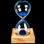 Sablier décoratif en verre avec sable bleu, idéal pour la décoration de bureau ou intérieur, alliant élégance et originalité.